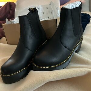 NWOT Dr. Martens ROMETTY WYOMING LEATHER PLATFORM CHELSEA BOOTS